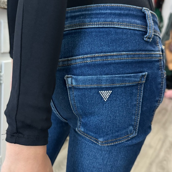 GUESS Skinny Jeans and bodysuit Set - Picture 9 of 9